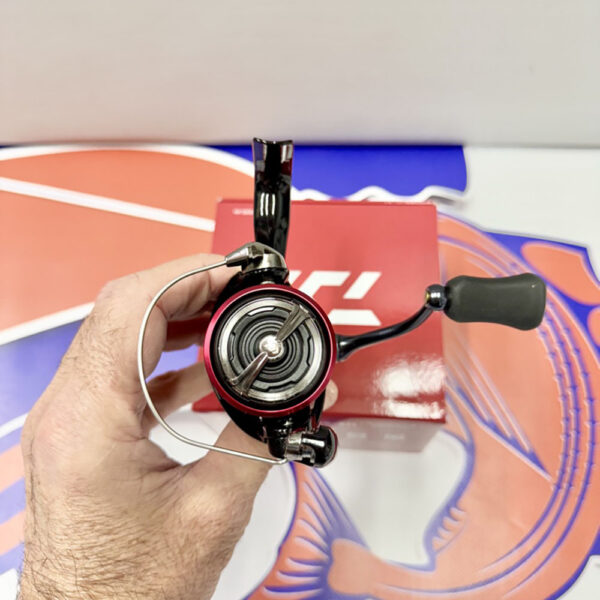 CARRETE DE SPINNING DAIWA FUEGO LT 2023 2000S XH - Imagen 2