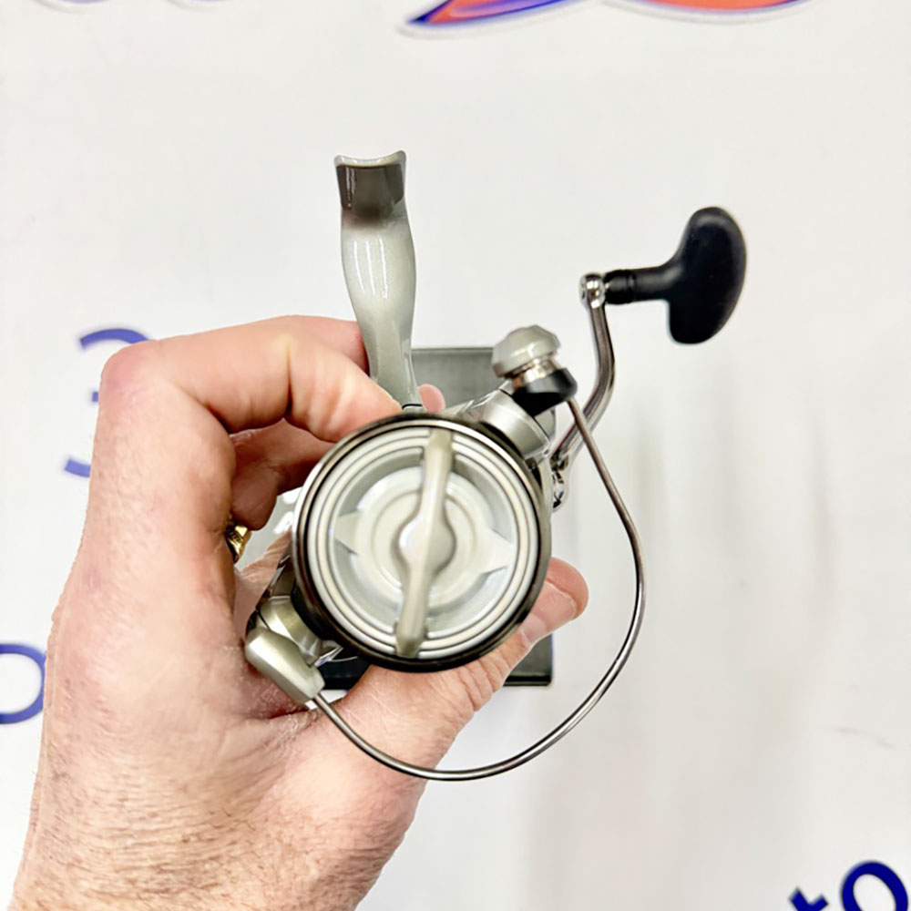 CARRETE DE SPINNING OKUMA AVENGER B 3000B - Imagen 2