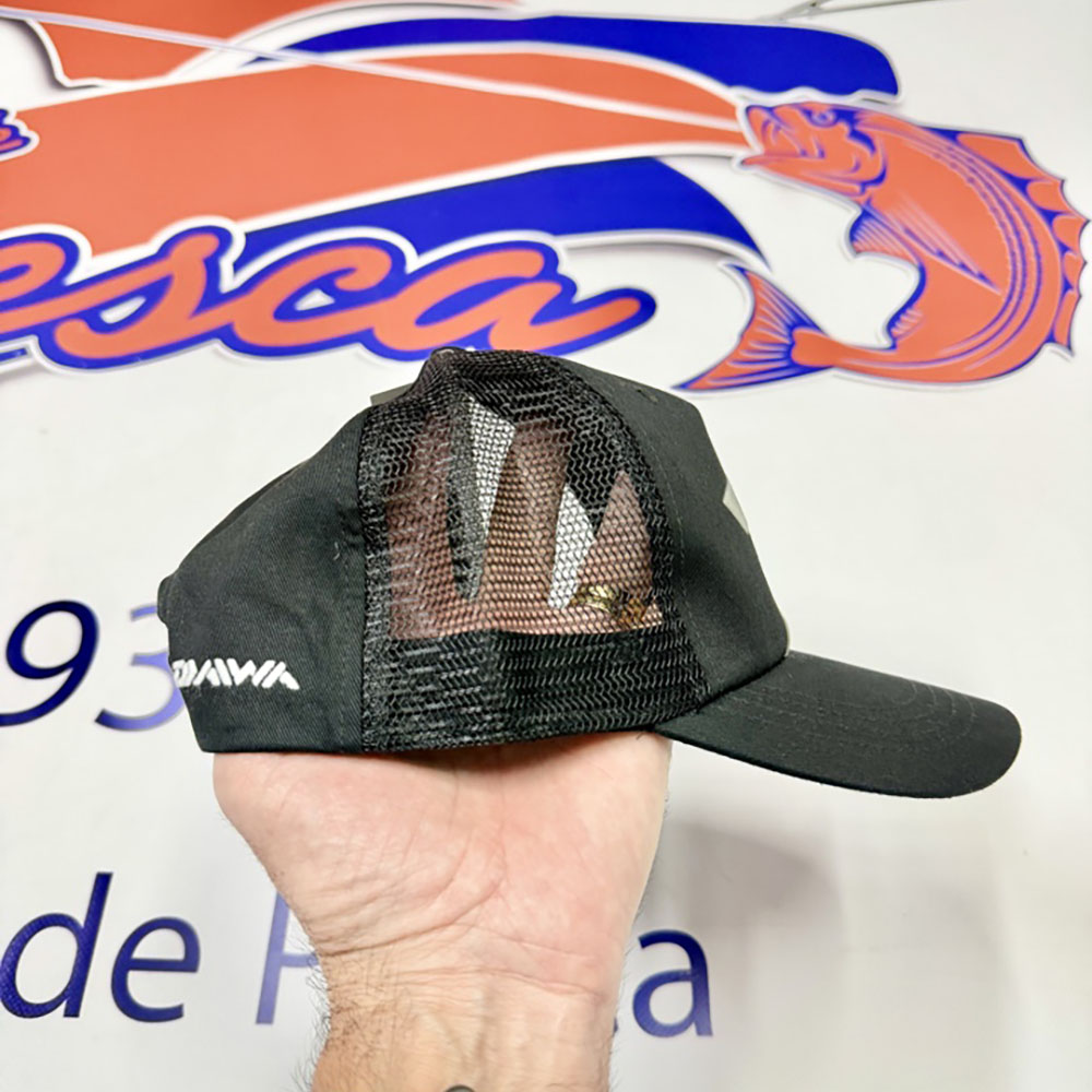GORRA DE PESCA DAIWA TRANSPIRABLE NEGRA LOGO BLANCO - Imagen 2