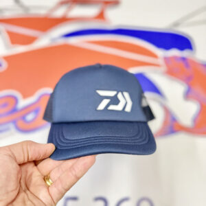 GORRA DE PESCA DAIWA TRANSPIRABLE AZUL LOGO BLANCO